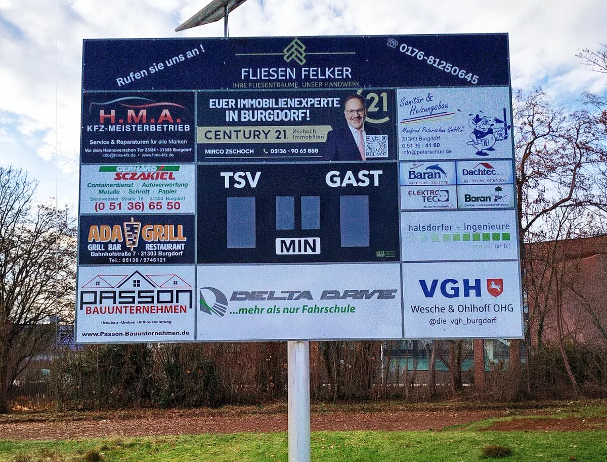 Fußball Spielstand Anzeige Tafel finanziert durch Sponsoren